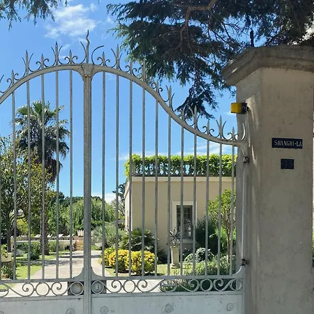 Homestay Chateau *